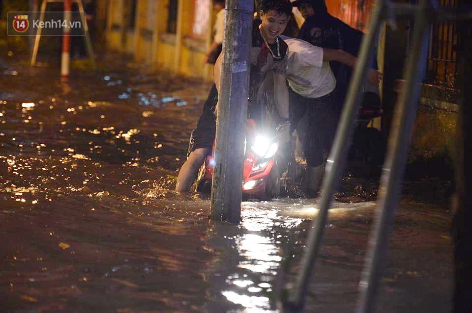 Chùm ảnh: Giao thông qua đường Nguyễn Trãi tê liệt sau cơn mưa lớn như trút nước tối 12/5